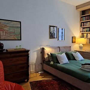 Casa Mari - Free Secure Parking, Breakfast, Private Bathroom, Wifi, Garden, Aircon, 5 Min Walk To Metro And Train Station